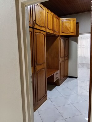 A room with wooden cabinets and a tiled floor. - Superb 6-bedroom apartment with AC in Takoradi, best location and beautiful area (Takoradi)
