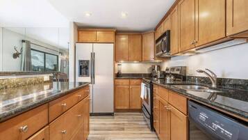 Coffee/tea maker, fridge, microwave, oven