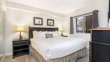 Travel crib, WiFi, bed sheets