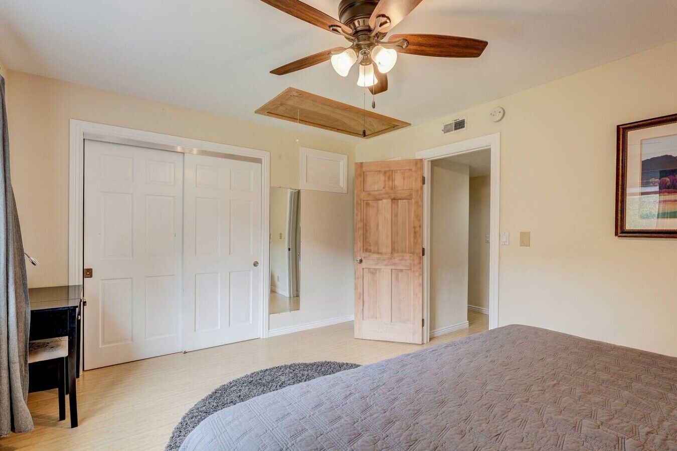 Desk, travel crib, WiFi, bed sheets