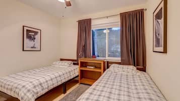 Escritorio, cuna de viaje, wifi y ropa de cama