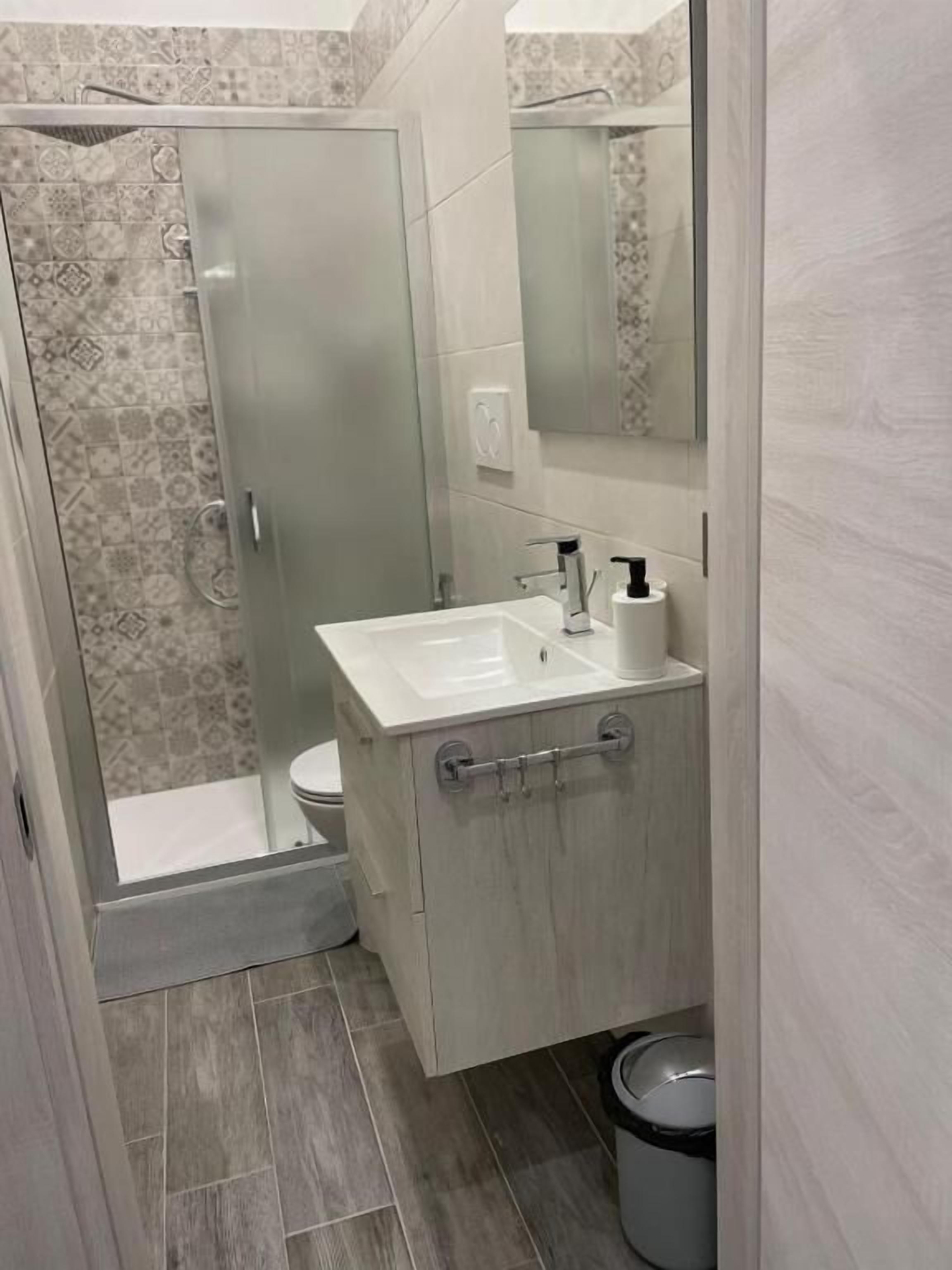Deluxe-Doppelzimmer, Balkon, Stadtblick | Badezimmer | Dusche, Haartrockner, Handtücher, Toilettenpapier