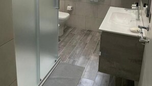 Deluxe Double Room | Bathroom | Shower, hair dryer, towels, toilet paper