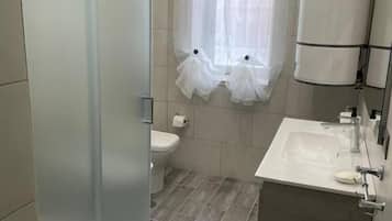 Deluxe Double Room | Bathroom | Shower, hair dryer, towels, toilet paper