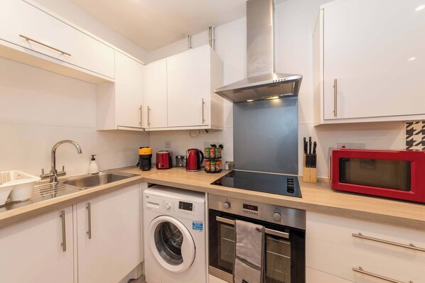 Private kitchen - IBEX HOUSE Modern 2-Bed Flat Free Parking (Berkshire)