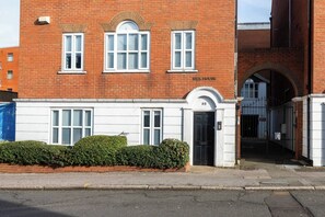 Exterior - IBEX HOUSE Modern 2-Bed Flat Free Parking (Berkshire)