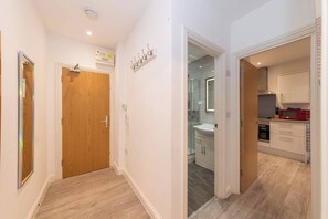 Bathroom - IBEX HOUSE Modern 2-Bed Flat Free Parking (Berkshire)