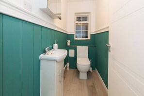 Bathroom - Spacious 4BR Home with Games Room & Free Parking (Berkshire)