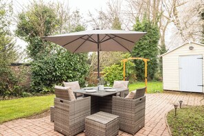 Outdoor dining - Spacious 4BR Home with Games Room & Free Parking (Berkshire)