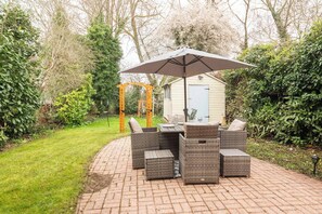 Outdoor dining - Spacious 4BR Home with Games Room & Free Parking (Berkshire)