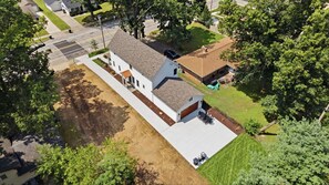 Ein Wohnhaus mit großem Garten, Garage und gepflegtem Rasen.