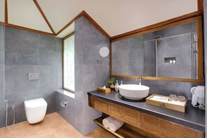 Shower, free toiletries, hair dryer, towels - The Safari Lodge Kanha  (Baihar)