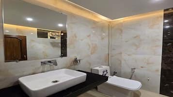 Deluxe Room | Bathroom | Towels, soap, shampoo, toilet paper