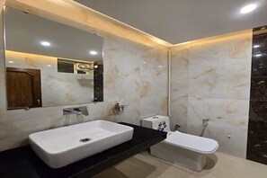 Deluxe Room | Bilik Mandi | Tuala disediakan, sabun, syampu, tisu tandas 