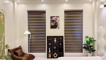 Habitación doble Deluxe, baño privado | Cortinas blackout, insonorización y tabla de planchar con plancha