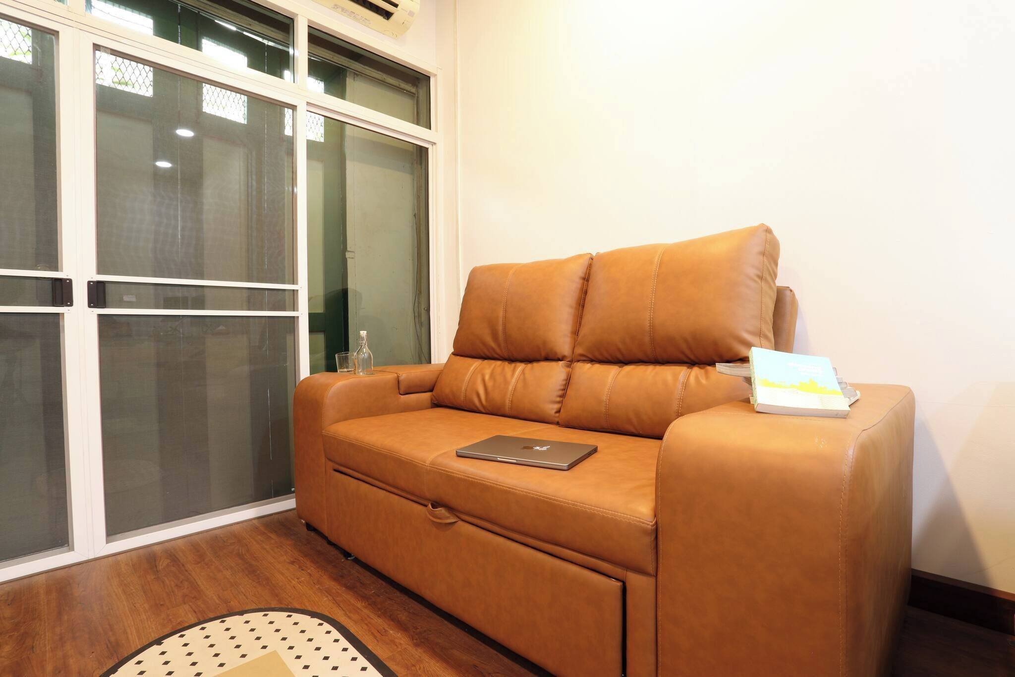 House, 3 Bedrooms | Living room | Books