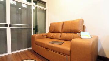 House, 3 Bedrooms | Living room | Books