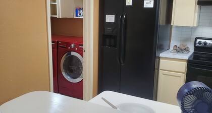 Charming 3-bedroom townhome in Arlington -Entertainment Nearby!-