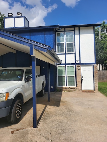 Charming 3-bedroom townhome in Arlington -Entertainment Nearby!-