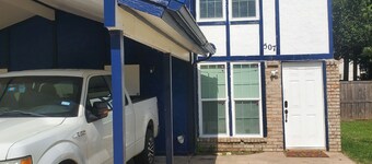 Charming 3-bedroom townhome in Arlington -Entertainment Nearby!-