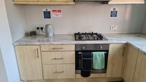 Private kitchen - Brooks Quiet Corner House Near the City- Perfect for couples & Fam (Bedford)