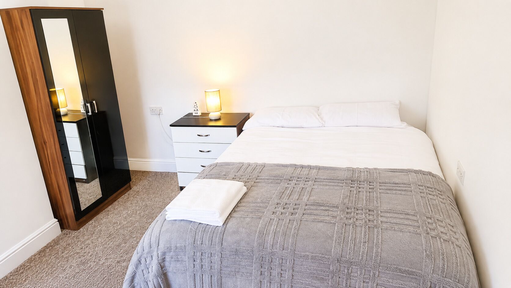 5 dormitorios, tabla de planchar con plancha, wifi y ropa de cama