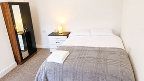 5 chambres, fer et planche à repasser, Wi-Fi, draps fournis