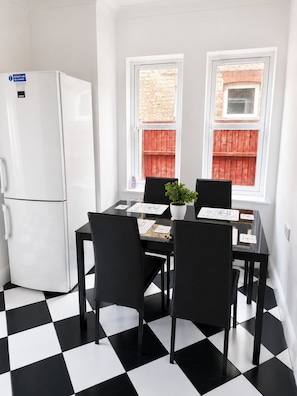 Dining - Brooks Quiet Corner House Near the City- Perfect for couples & Fam (Bedford)