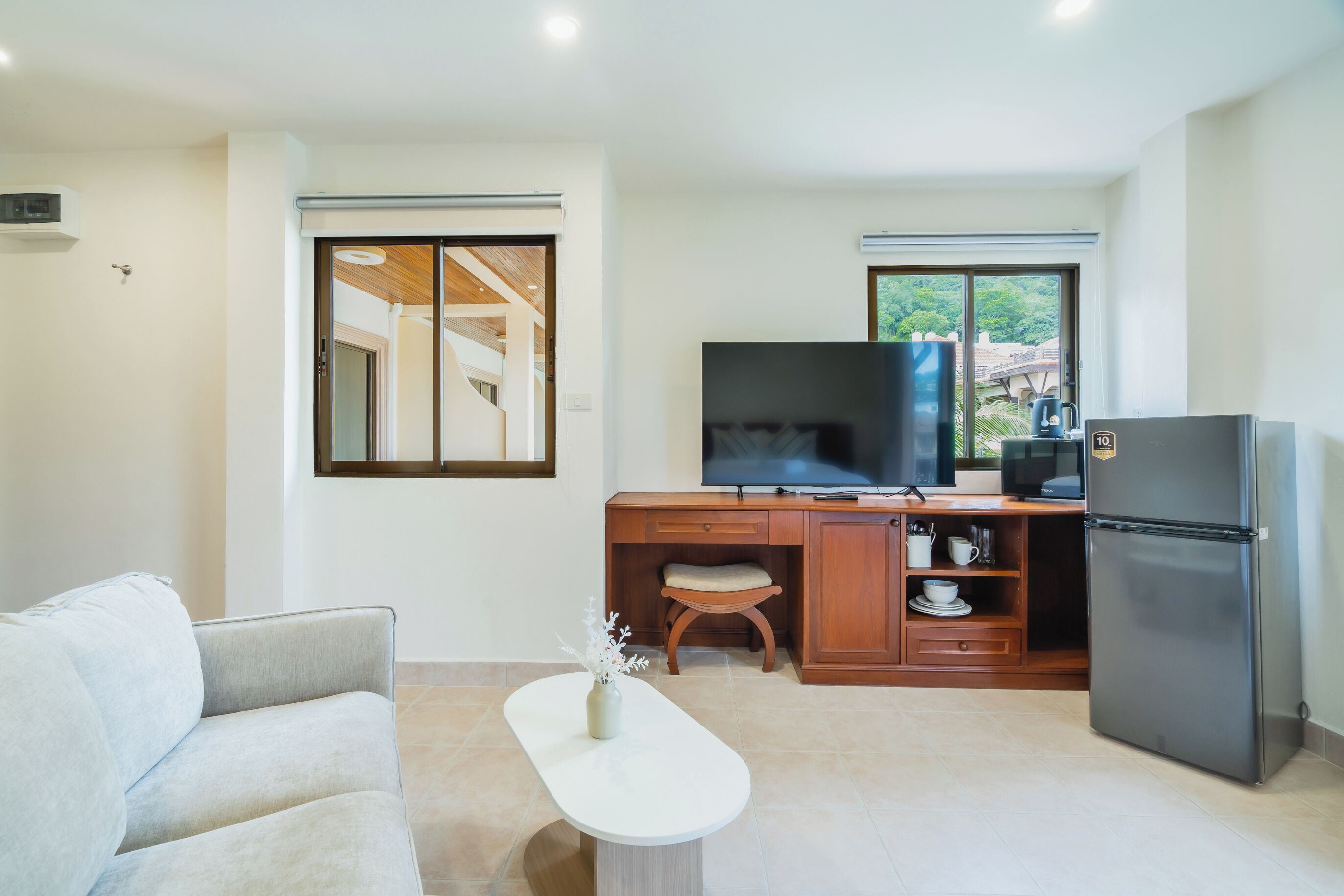 Superior Double Room, City View | Living area