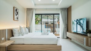 Una habitación de hotel moderna con una cama grande, televisión y vistas al área de la piscina.