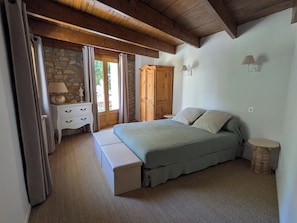 Free WiFi, bed sheets - Vrbo Property (Mornas)