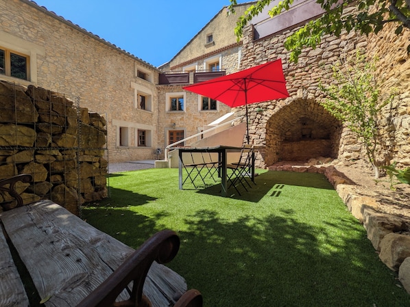 Outdoor dining - Vrbo Property (Mornas)