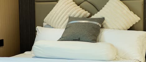 Una cama bien hecha con un cabecero de diseño geométrico.