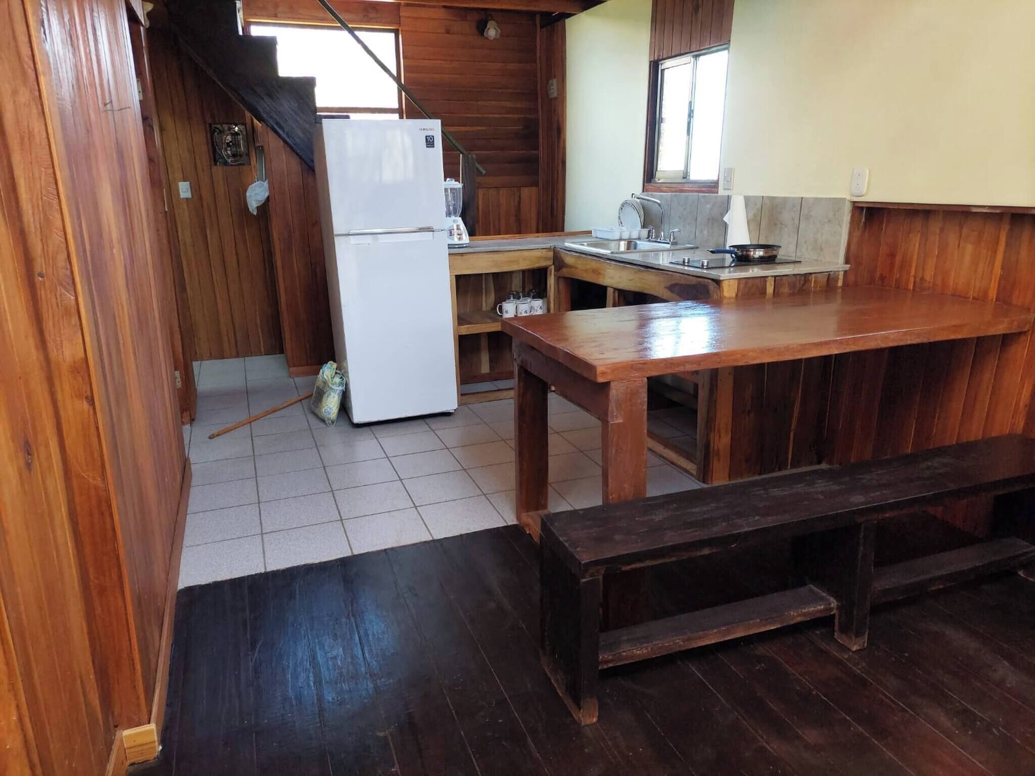 Cafetera/tetera, refrigerador, utensilios de cocina