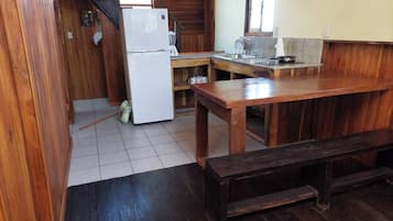 Cafetera/tetera, refrigerador, utensilios de cocina
