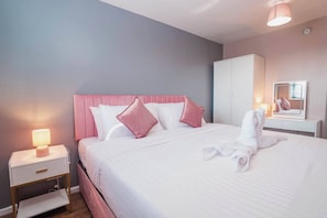A hotel room with a bed, a nightstand, a wardrobe, and a mirror. - Free Parking 2BR Sleeps 5 Close to JR Hospital (Headington)
