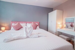 Ein Hotelzimmer mit Bett, Nachttisch, Kleiderschrank und Spiegel.