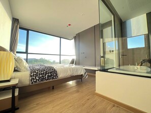 2 bedrooms, internet, bed sheets - 2 Bed Room Rare Unit With Bath Tub Sea View (Pattaya City)