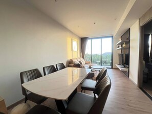 Dining - 2 Bed Room Rare Unit With Bath Tub Sea View (Pattaya City)