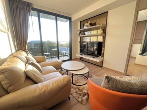 Living area - 2 Bed Room Rare Unit With Bath Tub Sea View (Pattaya City)