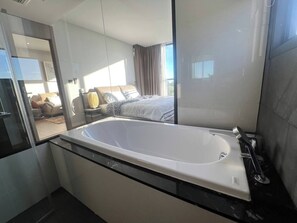 Room - 2 Bed Room Rare Unit With Bath Tub Sea View (Pattaya City)