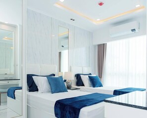 Une chambre d’hôtel moderne avec un grand lit, un bureau et une grande fenêtre.