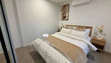 Iron/ironing board, internet, bed sheets