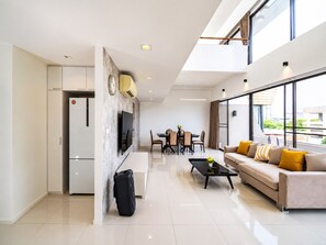 Unclassified image, 2 of 18, button - Beachfront Duplex in Jomtien 3BR with Pool & Gym. Sea view & Night market. 8ppl (Pattaya City)