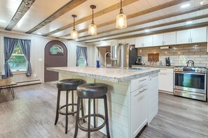 Coffee/tea maker, fridge, microwave, stovetop - Near Beaches & Golf! All-Seasons Gem in N Monmouth (North Monmouth)