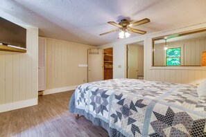 Desk, Internet, bed sheets - Near Beaches & Golf! All-Seasons Gem in N Monmouth (North Monmouth)