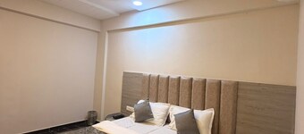 Hotel J k Town