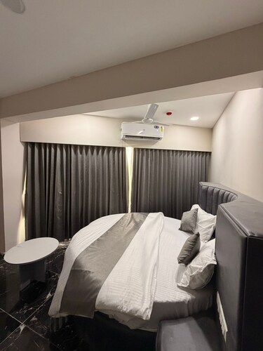 Hotel J k Town