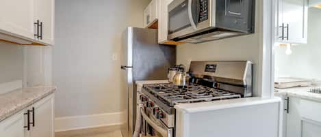 Coffee/tea maker, microwave, stovetop, dishwasher