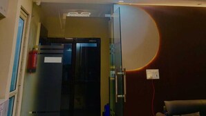 Un plafond orné de luminaires aux formes géométriques et doté d’un design à caissons.